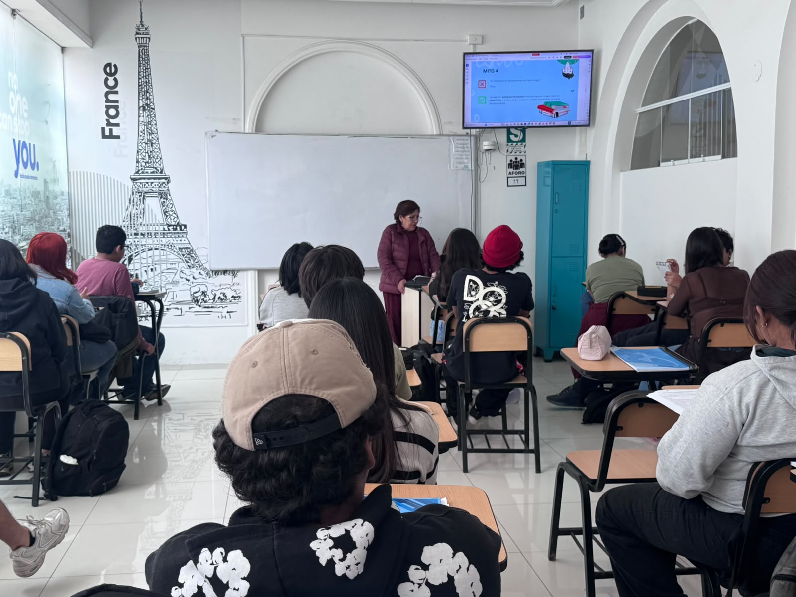 Estudiantes menores en una clase presencial