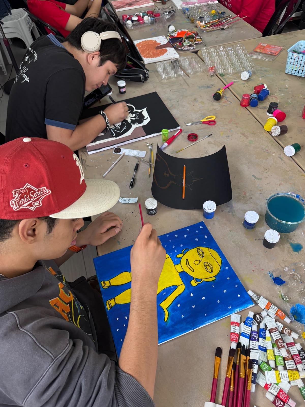 Estudiantes en el taller de arte