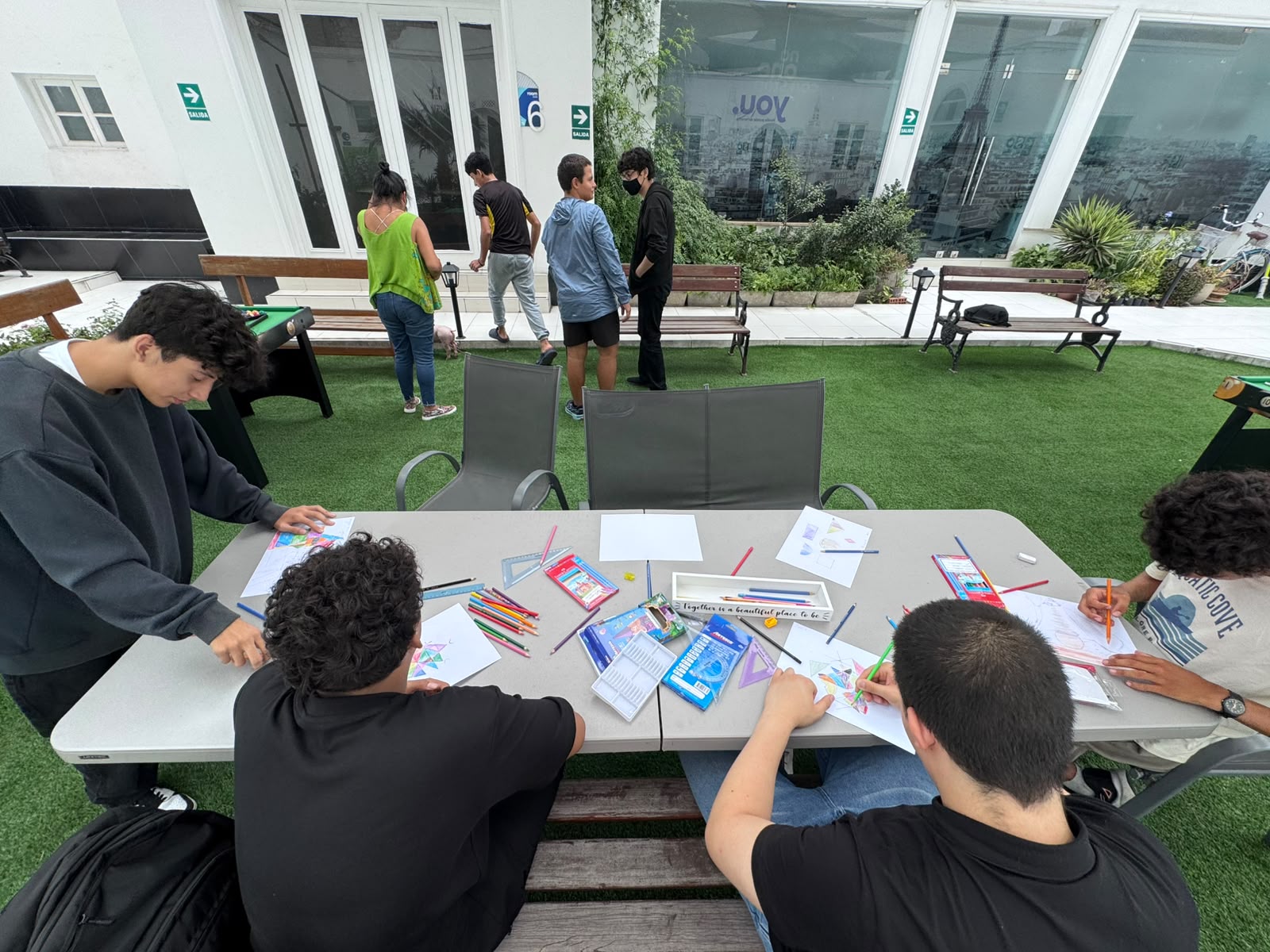 Estudiantes desarrollando una actividad educativa al aire libre