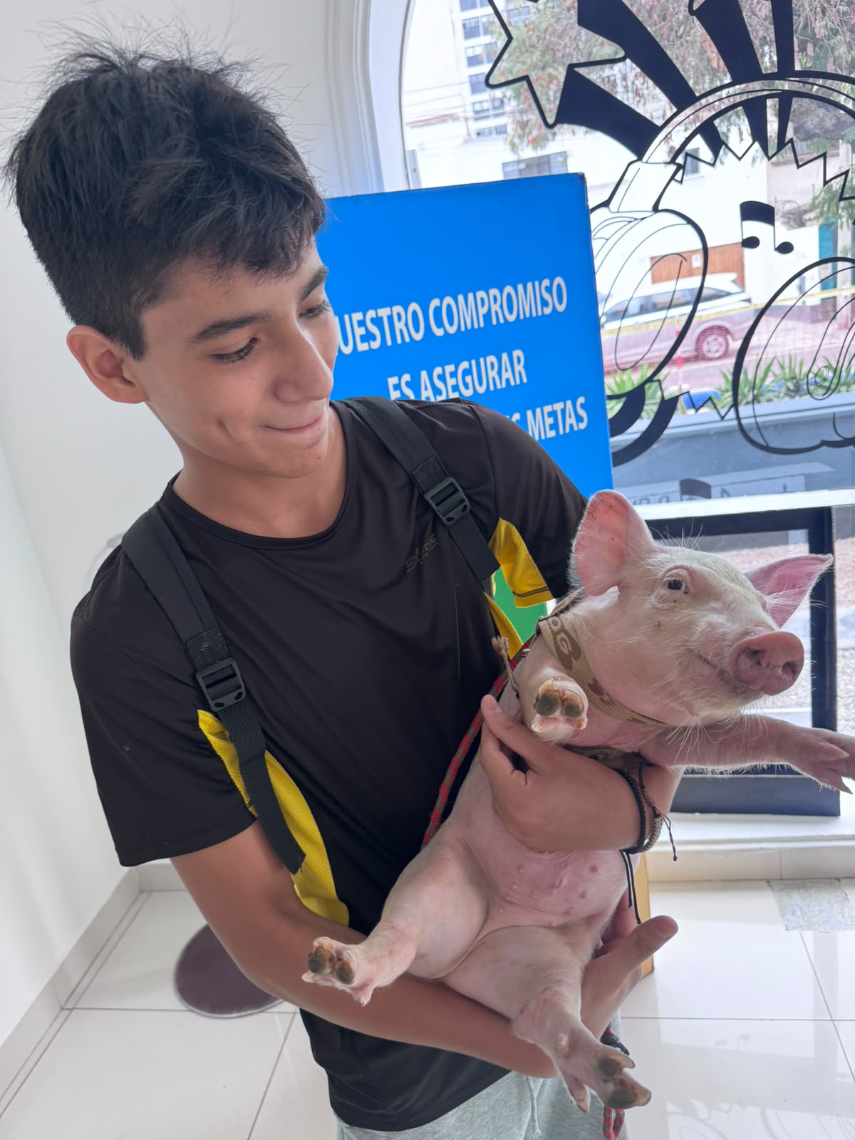 Estudiante participando en una actividad pet friendly